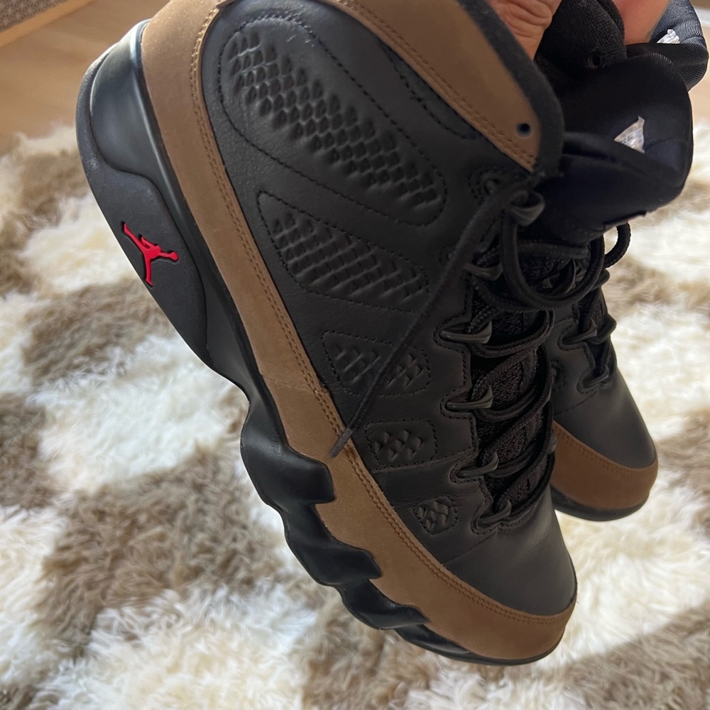 Jordan 9 olive size 11. Almost new. 2024